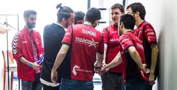 Miembros de Baskonia ThunderX3 luciendo la nueva camiseta del equipo