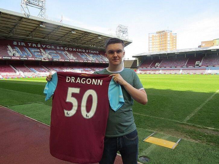 Sean 'Dragonn' Allan posa con su dorsal como flamante jugador del West Ham