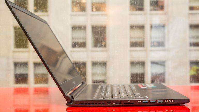 El portátil cuenta con 1 puerto USB2.0 y con 3 de USB3.0, y además 1 del nuevo USB tipo C, lector de tarjetas SD XC/HC, una salida HDMI de 4K a 60Hz y un Mini-DisplayPort