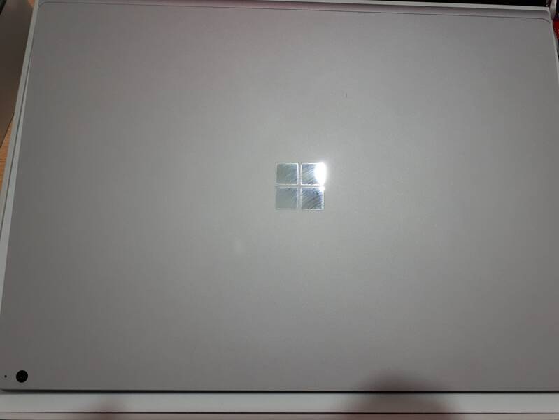 El diseño exterior del Surface Book 2 está acabado en aluminio y es particularmente atractivo y elegante.