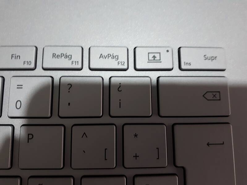 Al pulsar el botón entre Av Pag y Suprimir podremos extraer la pantalla del Surface Book 2 y convertirlo en tablet.