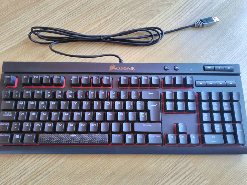 La apariencia del teclado es sencilla, ahorrando espacio y sin adornarse con figuras agresivas típicas de otros productos para gamers.