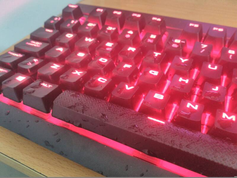 Tras derramar agua en el teclado, este siguió funcionando perfectamente.