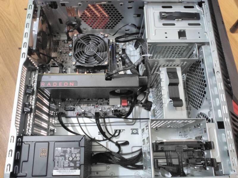 Encontrar una placa base miniATX dentro de la torre fue una sorpresa.