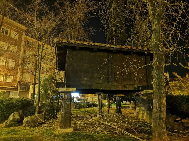 Foto del mismo lugar con por la noche con el modo nocturno del Honor View 20.