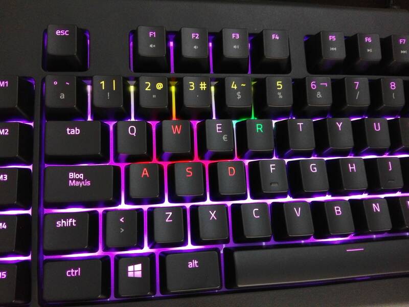 El Razer Blackwidow Chroma v2 viene con programas predefinidos para iluminar las teclas más utilizadas en juegos como Overwatch o DOTA 2.