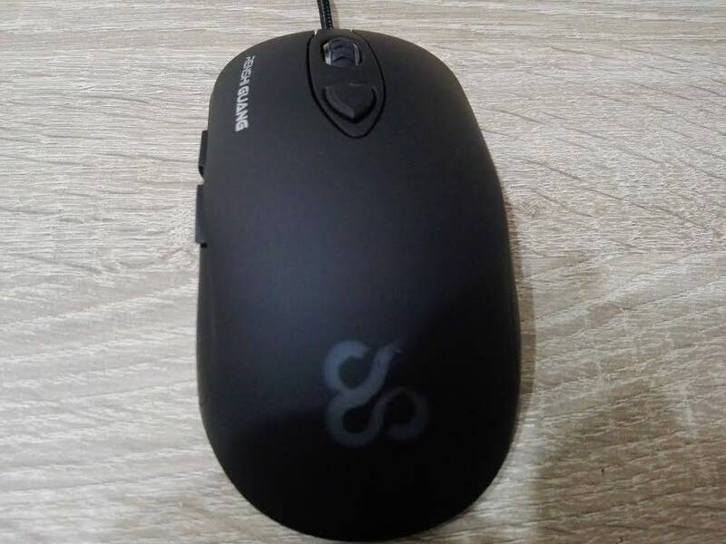 El acabado es muy cómodo y la forma del ratón se adapta a cualquier tipo de agarre.