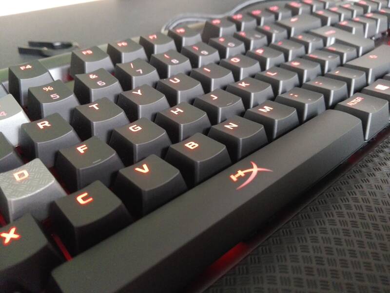 HyperX vuelve a apostar por un diseño sobrio en este nuevo modelo de teclado.