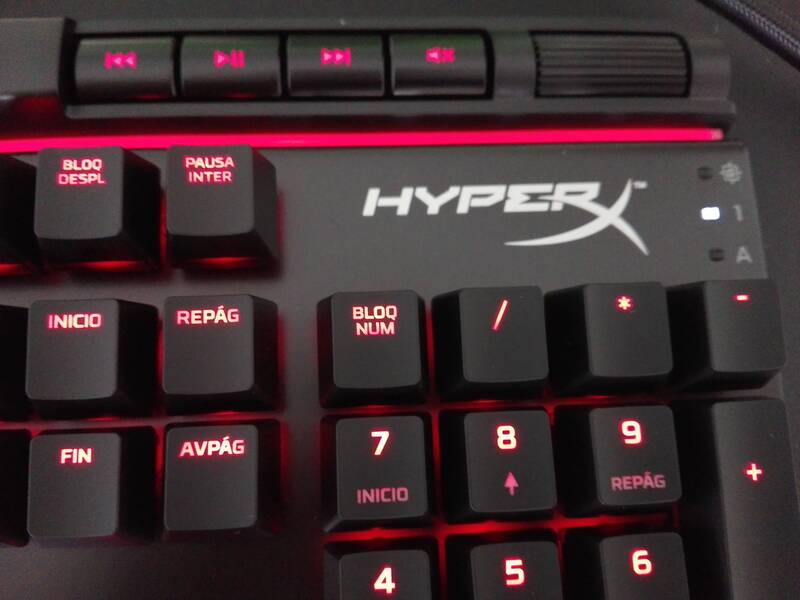 Reposamuñecas, botones multimedia y otros añadidos interesantes para este teclado.