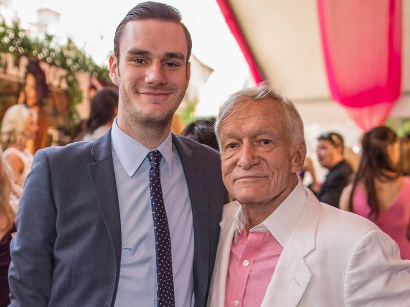 Hefner con su hijo, Cooper, actual director del Imperio.