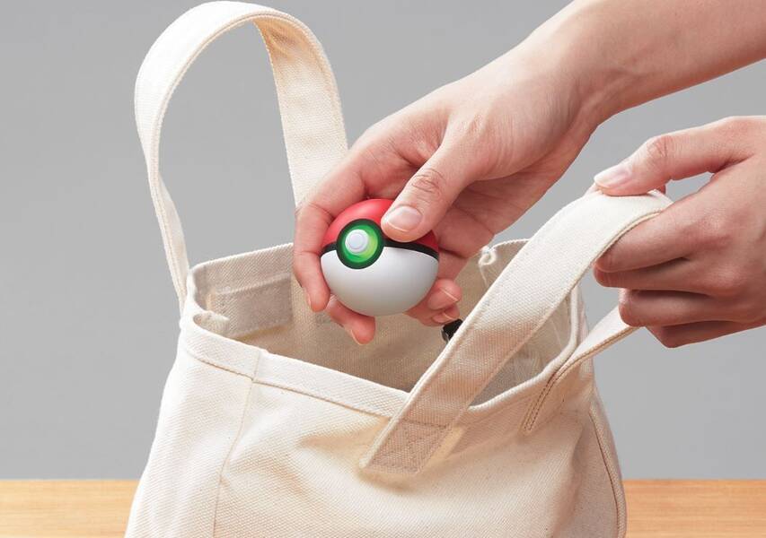 Podremos llevar la Poké Ball Plus a cualquier lugar para jugar Pokémon Go o disfrutar de una experiencia de realidad aumentada.