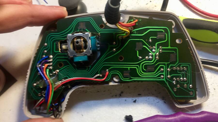Imagen del interior del NES Max modificado.