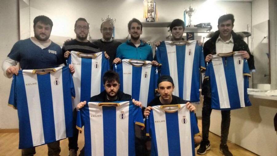 Los capitanes y otros miembros del equipo de eSports posan en esta foto con uno de los directivos del club.