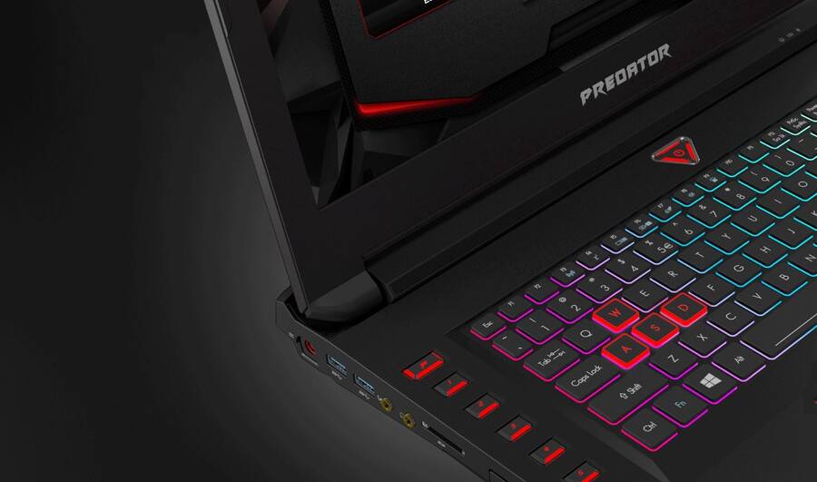 La iluminación y el tacto del teclado son muy agradables aunque su posición puede resultar un tanto incómoda para algunos jugadores.