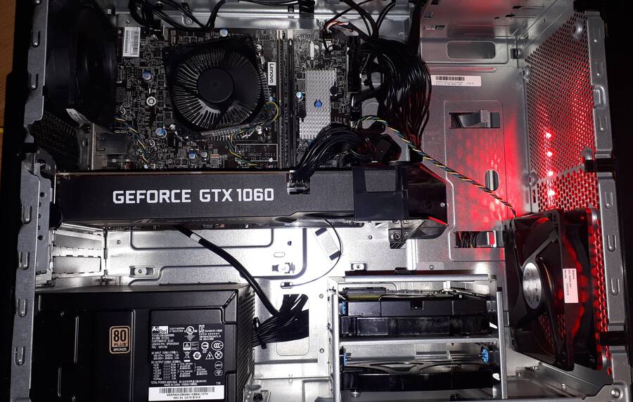 Interior de la torre Lenovo Legion T530.