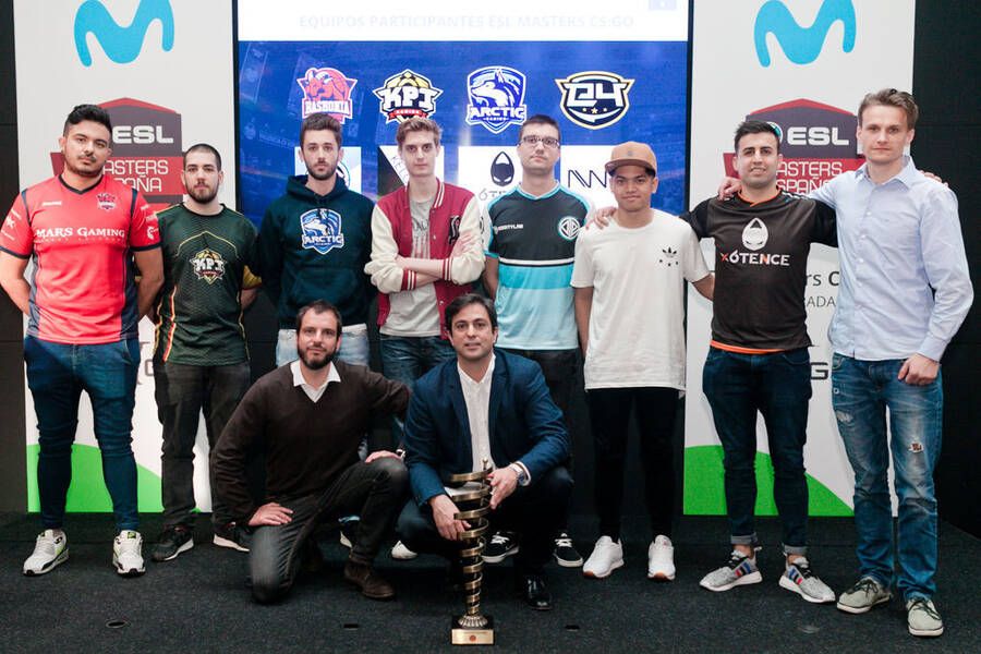 Representantes de los equipos y de la ESL posando junto al trofeo. (Foto: ESL España)