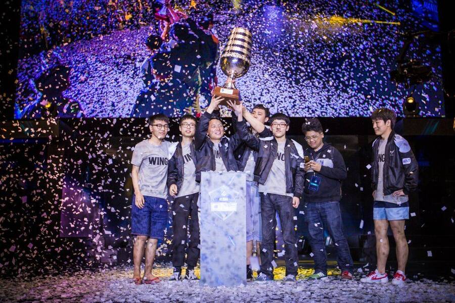 El equipo chino Wings recibiendo el trofeo de ESL One Manila (foto: ESL)
