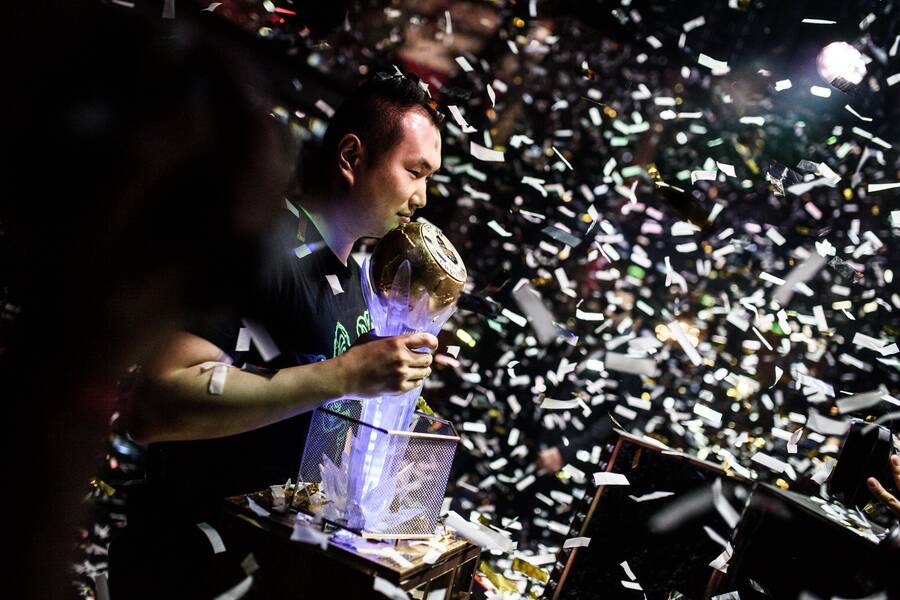 Infiltration recibe el trofeo de ganador del torneo. (Imagen: Red Bull)