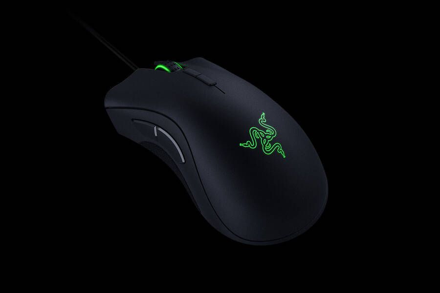 El ratón de Razer es muy cómodo para todo tipo de manos y cuenta con unas gomillas laterales para facilitar su agarre.