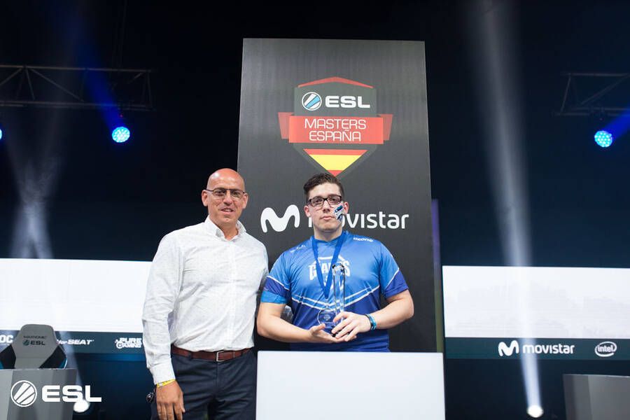 Minitroupax posando con el trofeo del MVP.