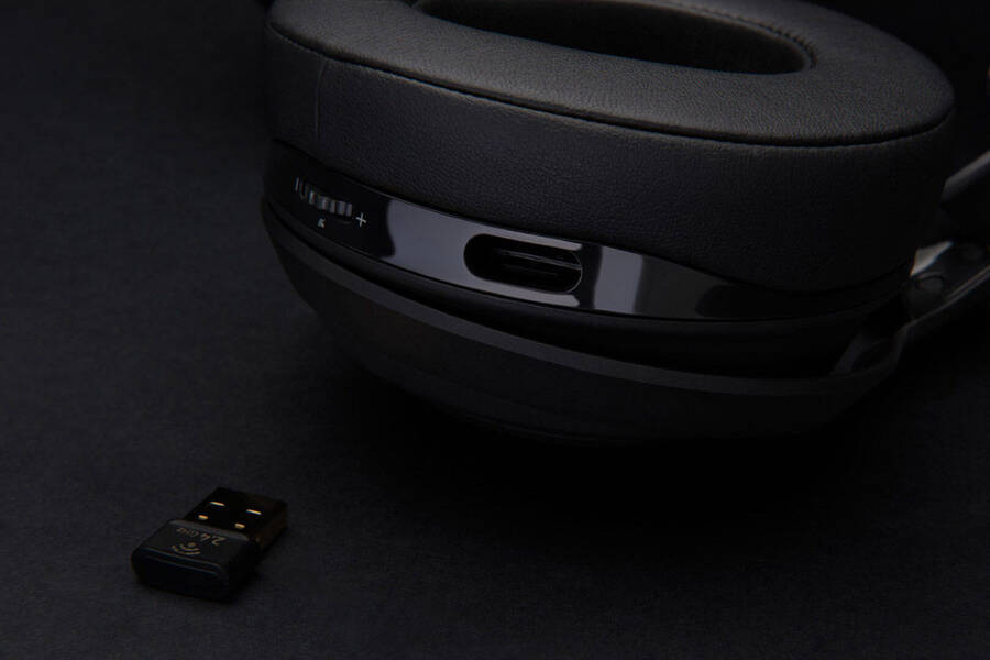 En las cúpulas hay escondido un compartimento en el que podremos guardar el USB que los conecta al PC de forma inalámbrica.